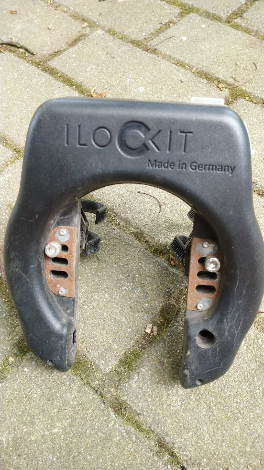 Das I LOCK IT abmontiert nach zwei Jahren Benutzung. Die Montage-Platten sind verrostet. Ansonsten ist das Gerät äußerlich in gutem Zustand.